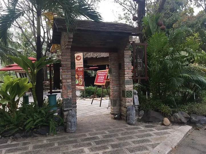 ビンタイン区の池のほとりにある景色がきれいなカフェ