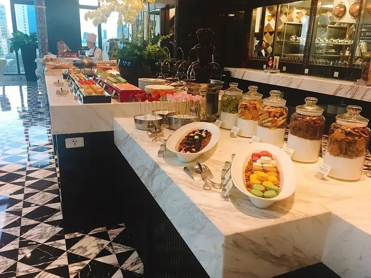 6つ星ホテル「ザ・レヴェリー・サイゴン」でアフタヌーンティーを