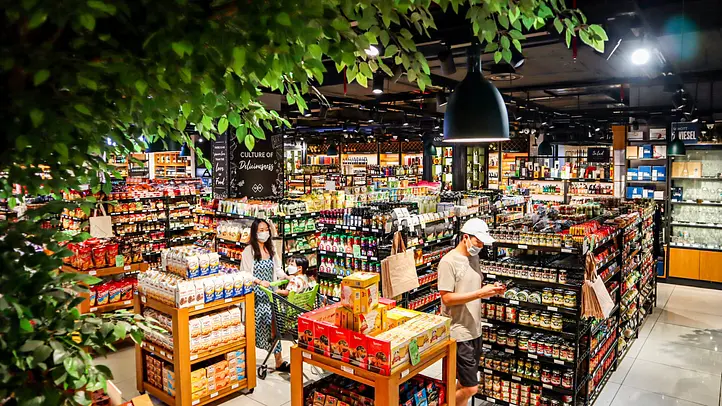ベトナム人はどこで食材を買う？ 活気あふれる市場 . 便利なスーパー
