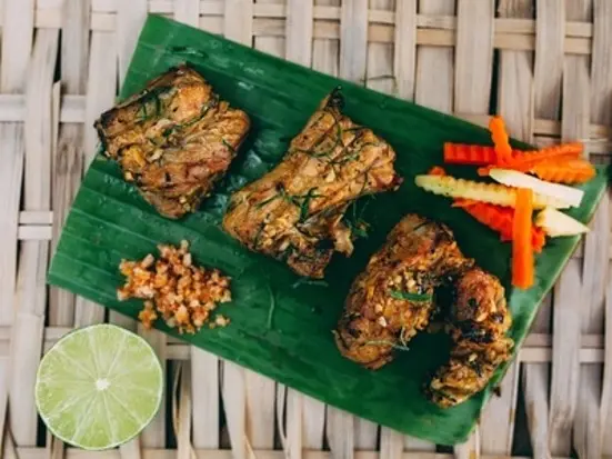 山岳民族の家で食べるベトナム料理