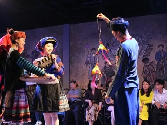 アオザイと文化、少数民族の暮らしの様子を舞台で表現