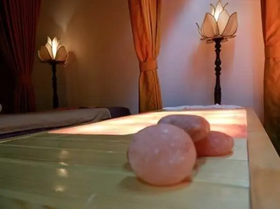 ピンクヒマラヤ塩を使ったホットストーンでストレスを解消！