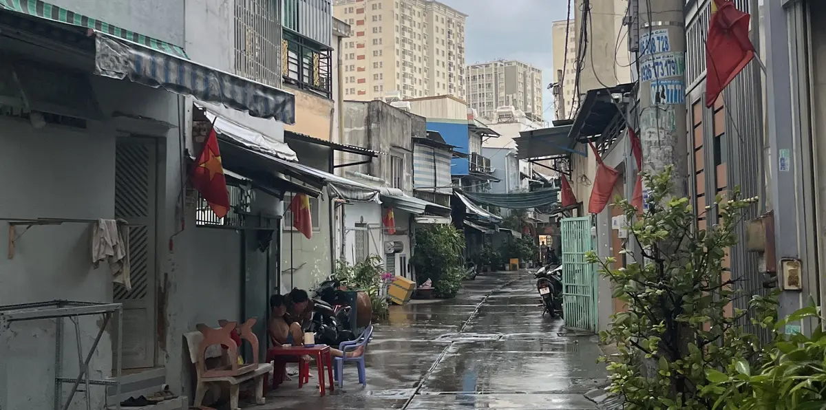 ホーチミン市の路地 を歩く