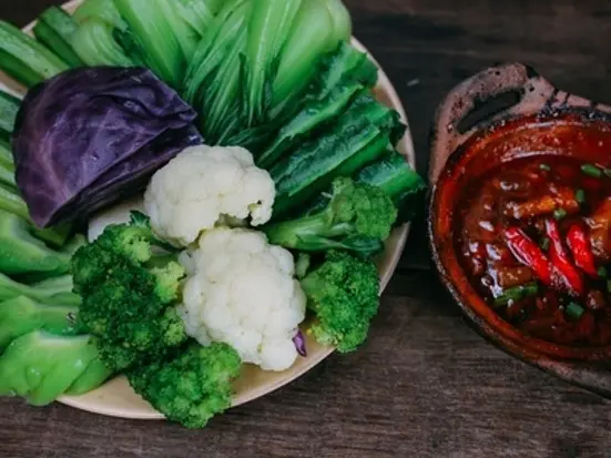 山岳民族の家で食べるベトナム料理