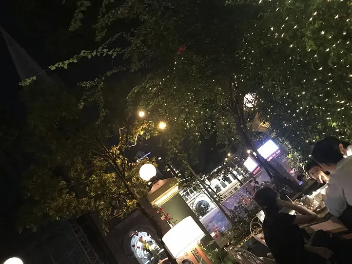 教会を眺めながら、パリを感じるおしゃれフュージョン料理～RuNam D