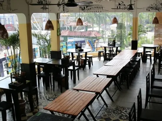 水上人形劇も鑑賞できる。ハノイ名物ブンダウのお店