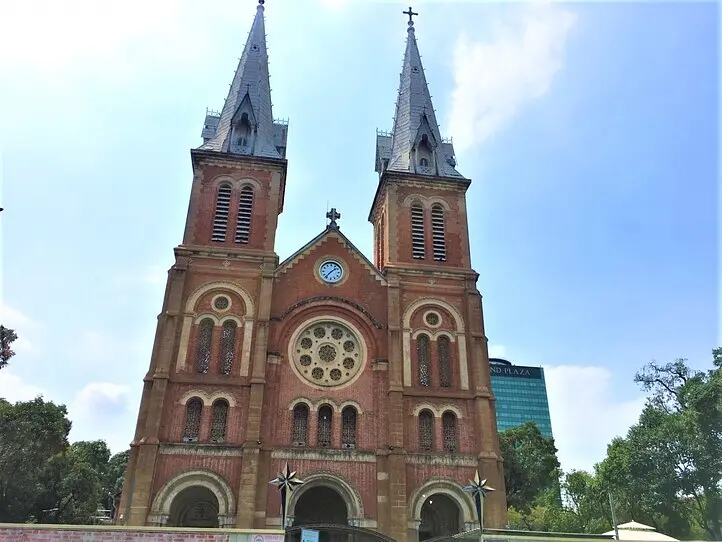 ホーチミン・コロニアル建築８選〜観光から老舗ホテルの見所もご紹介