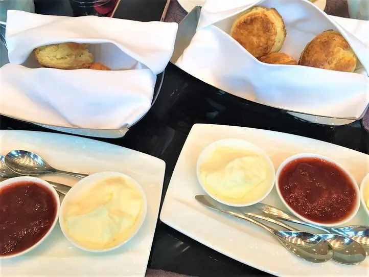 6つ星ホテル「ザ・レヴェリー・サイゴン」でアフタヌーンティーを