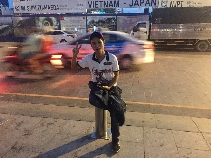 ベトナムのセンター街で座ってる人たちに何してるのか聞いてみた