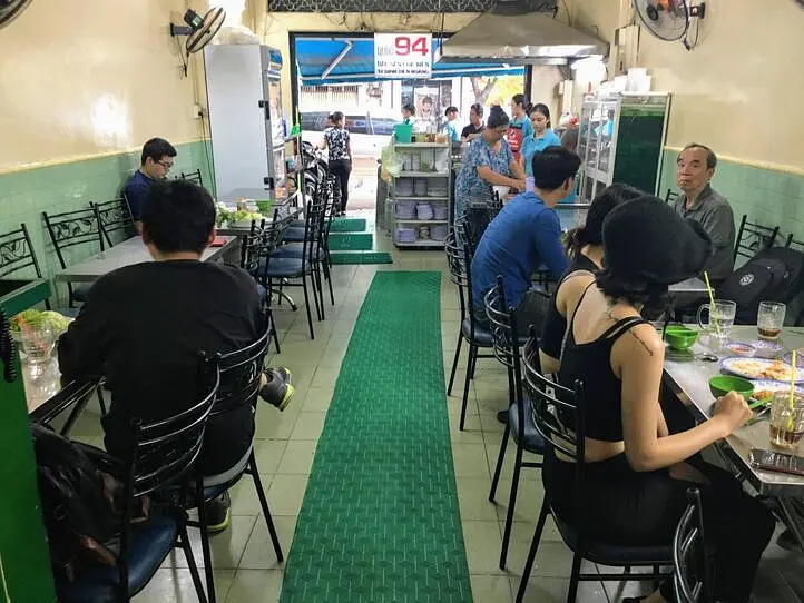 有名カニ料理専門店食べ比べ！～94 Thuy(94トゥイー)＆Quan 94(クアン94)～