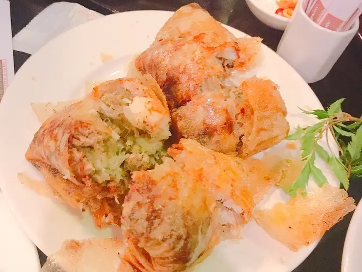 観光中のアクセス抜群！焼き立ての炭火焼肉が入った本格ブンチャーを食べよう〜クアンネム(Quán Nem ) 〜