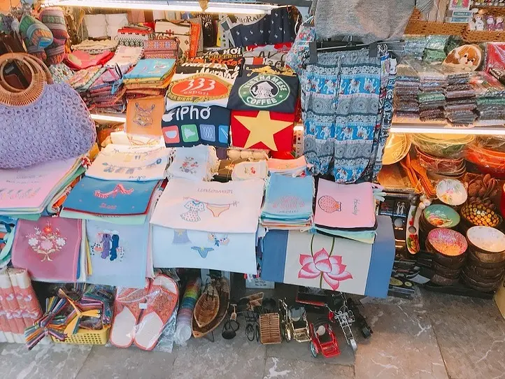 バラマキ土産ならココ！なんでも揃うお土産屋さん～Lucky Plaza