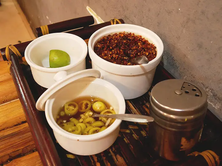 ホーチミンで食べるフエ料理『ブンボーフエ』専門店