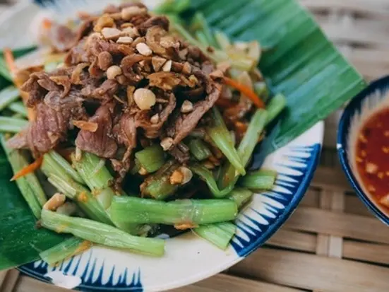 山岳民族の家で食べるベトナム料理