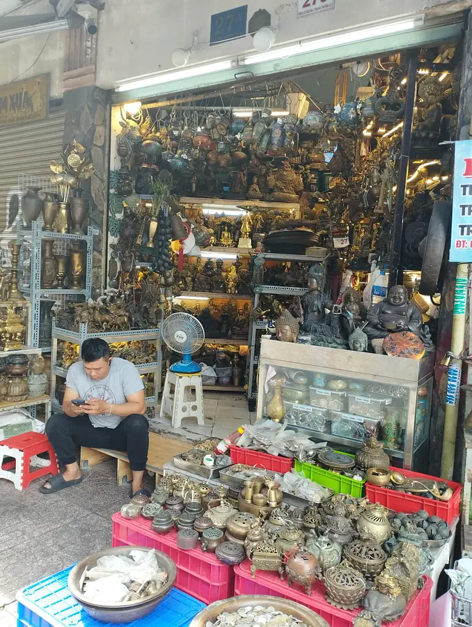 ベンタイン市場から２分歩いて芸術とローカルグルメに出会う