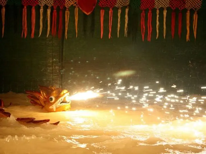 ホーチミンの夜、ナイトツアーの定番！水上人形劇＆ディナークルーズの２大スポットがセットに！