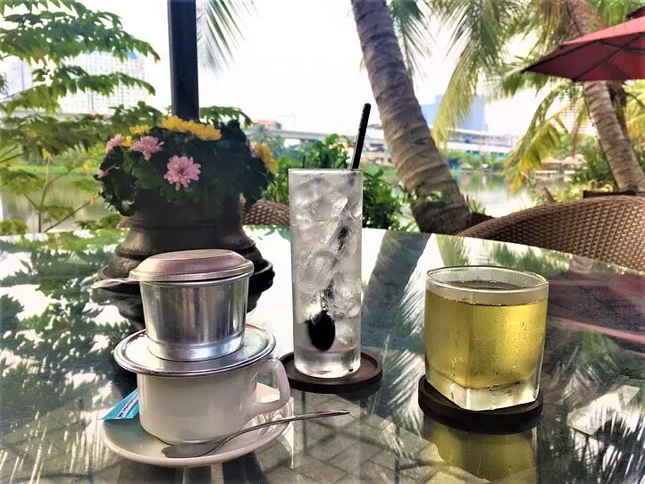 ビンタイン区の池のほとりにある景色がきれいなカフェ