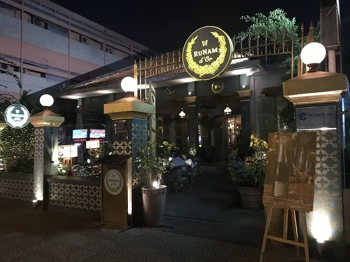 教会を眺めながら、パリを感じるおしゃれフュージョン料理～RuNam D