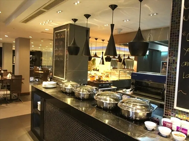 カフェ サイゴン (モーベンピック・ホテル・サイゴン内)