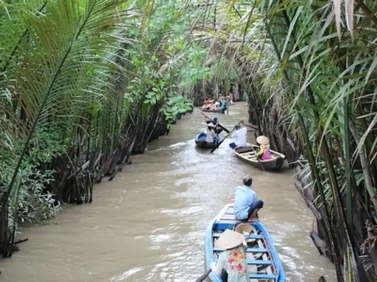 サイゴン・ブルー・トラベル