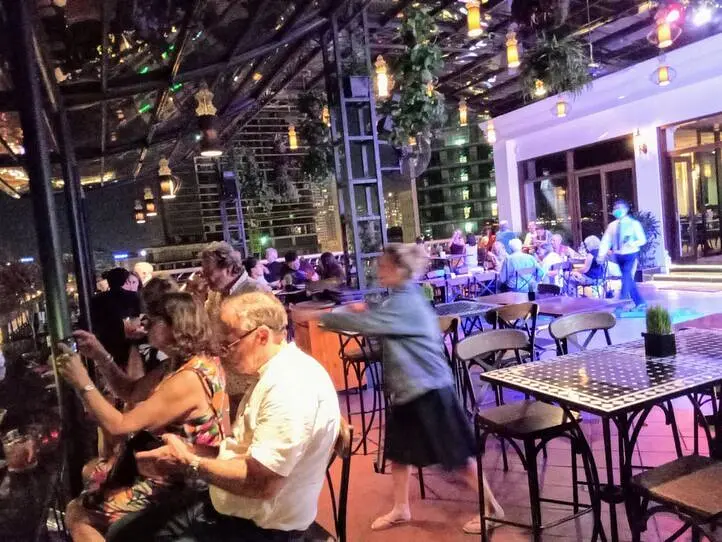 サイゴン川沿いの夜景が綺麗なルーフトップバー～M bar(エムバー)～