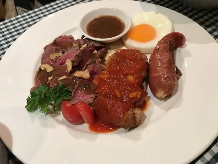 まるで日本の洋食屋さん！種類豊富なサラダバーも楽しめるお店~birdie club