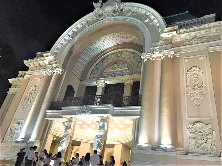 AOショーに行ってみた＆普段は見られないオペラハウスの内部を覗いてみた