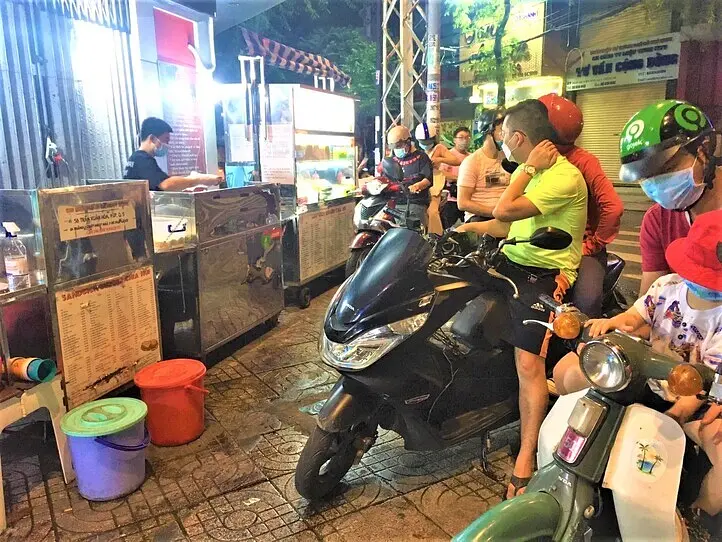 　ホーチミンの若者御用達のストリートフード