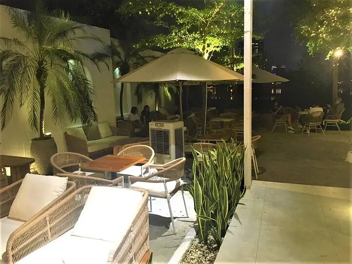 ビンタイン区の池のほとりにある景色がきれいなカフェ