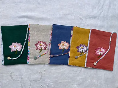 蓮（はす）の花 手刺繍リネンブックカバー