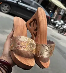 ホーチミン・タンディン市場で木製サンダルを選んでみた！伝統工芸を体験