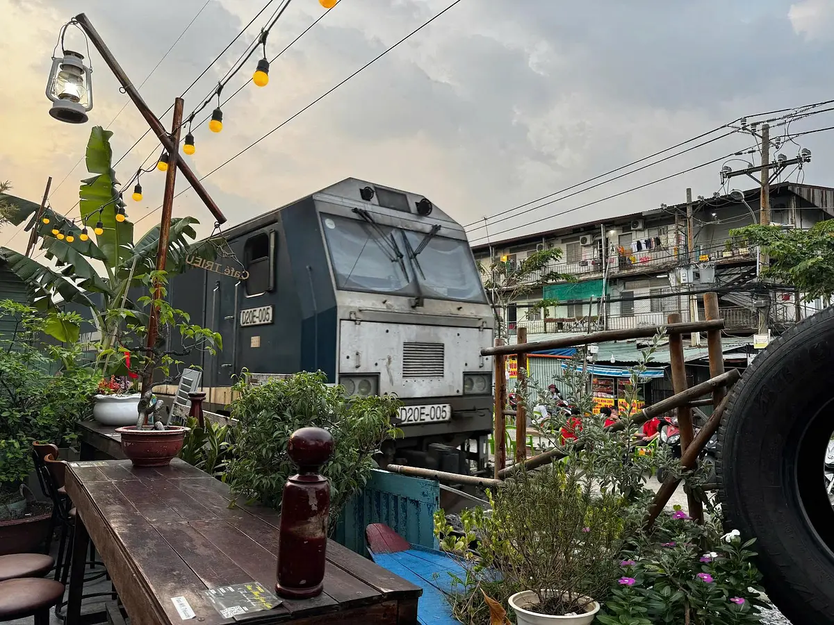 ビンタイン区の線路カフェ「Tiệm Cafe TRIỆU」完全ガイド - 目の前を列車が走るスリル体験