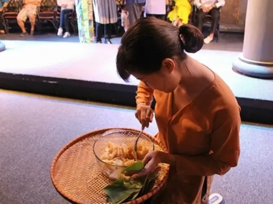 アオザイと文化、少数民族の暮らしの様子を舞台で表現