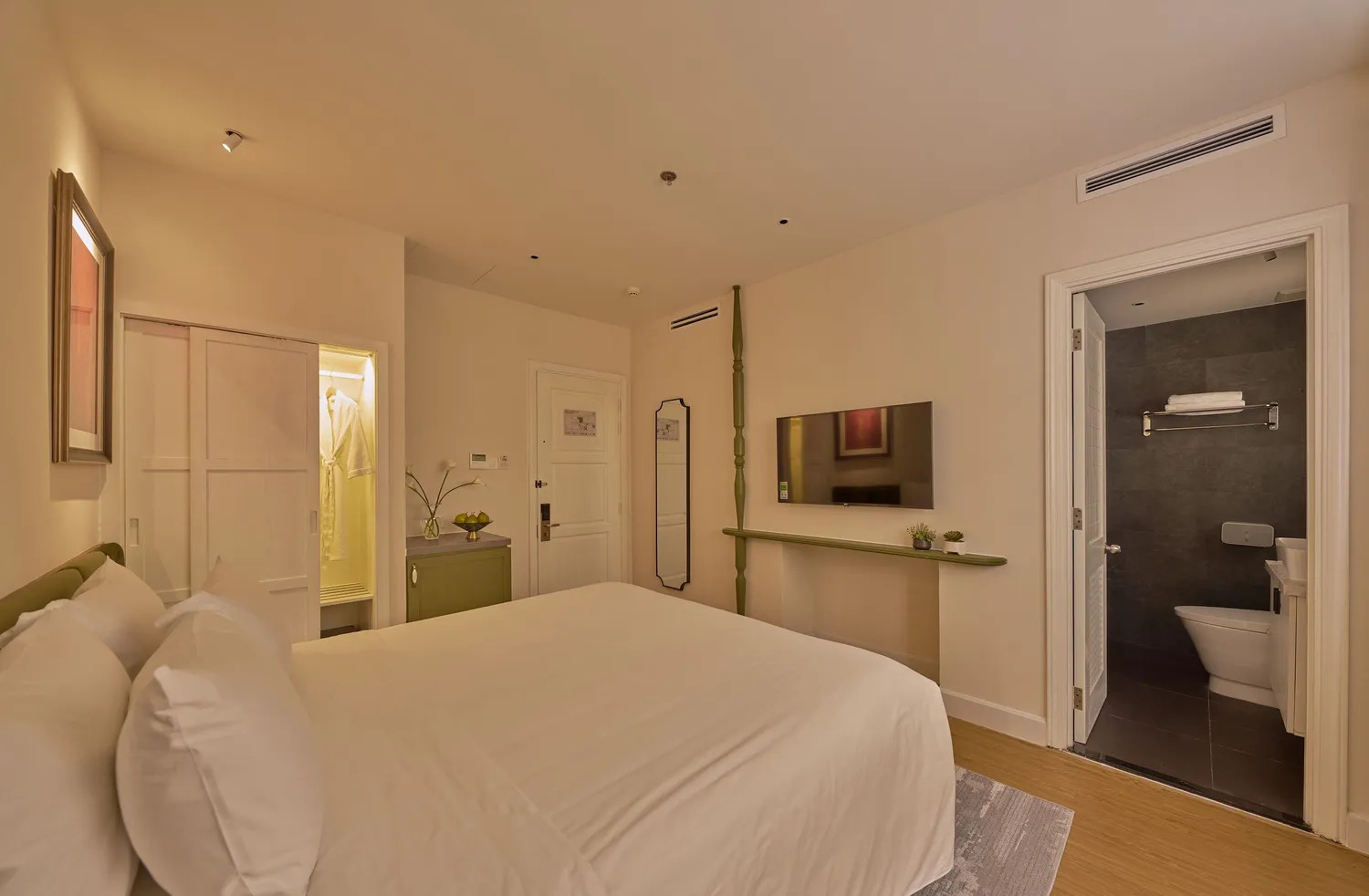 スーペリア・バスタブ付（窓なし・朝食付き）Thi Sach