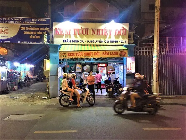 　ホーチミンの若者御用達のストリートフード