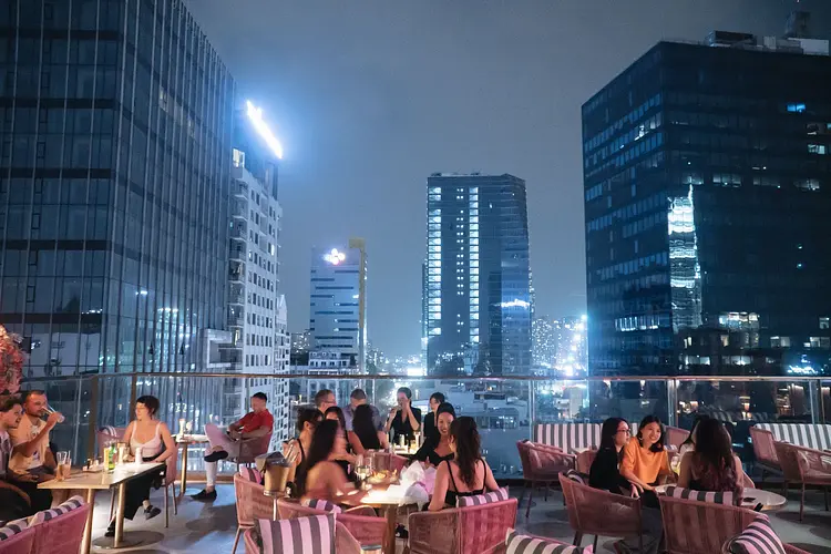 ピンク ・ラビット・ ルーフトップ ・バー