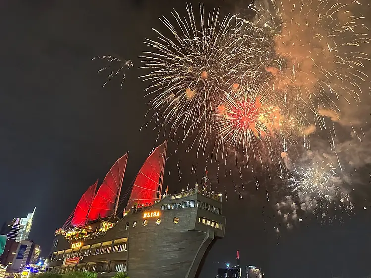 ホーチミンで夜景とディナーの新しい楽しみ方 – Elisa Floating Restaurant