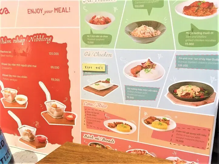 ビンタイン区の池のほとりにある景色がきれいなカフェ