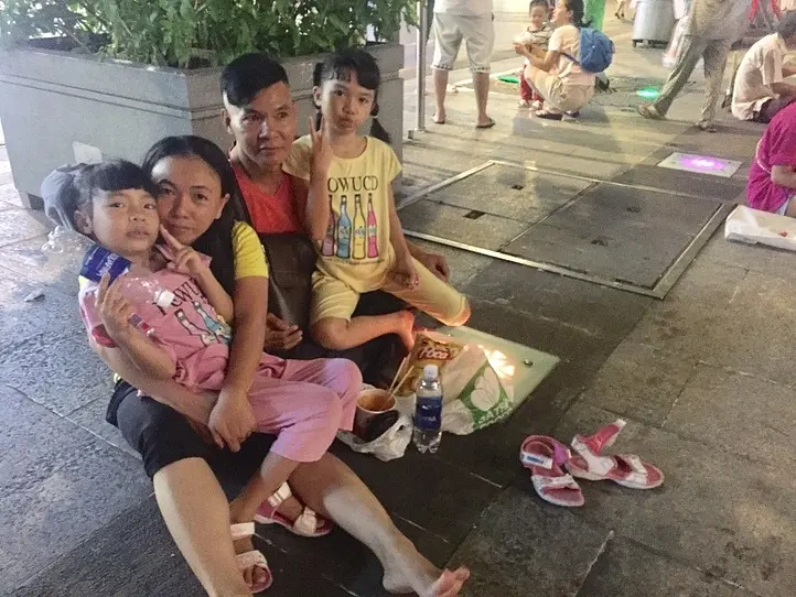 ベトナムのセンター街で座ってる人たちに何してるのか聞いてみた