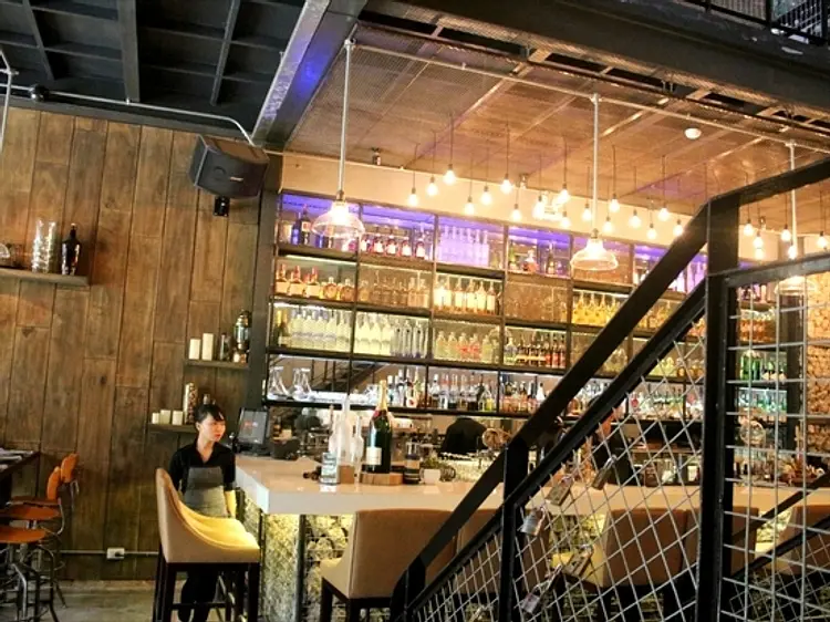 アーバン・キッチン・バー