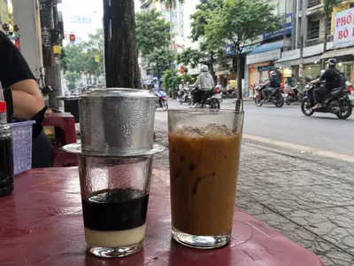 いまもフィンで飲む、手淹れの店2軒｜ホーチミンで待って飲む一杯