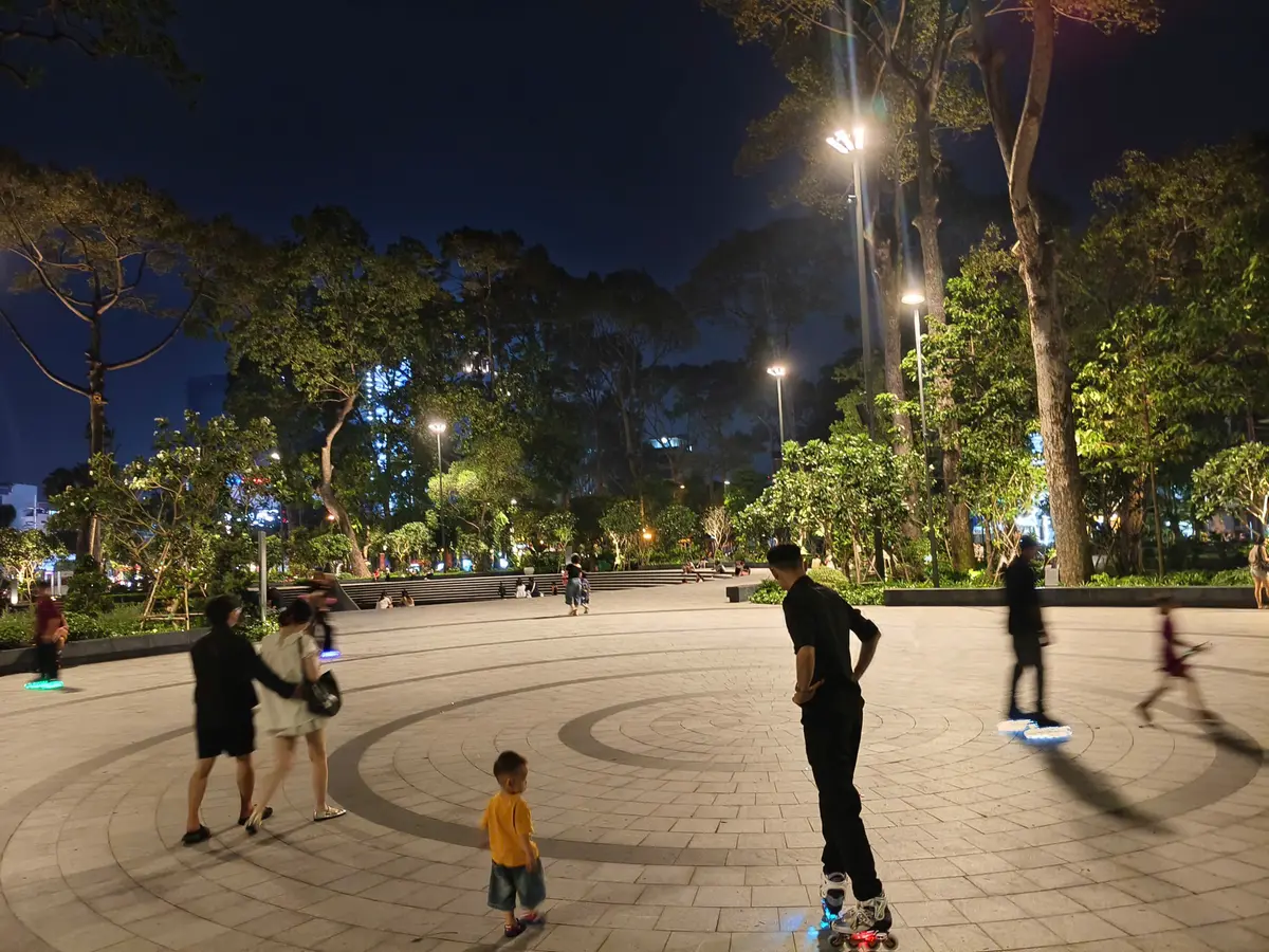 歩く人、遊ぶ人、ただ休む人。ホーチミンのリータイトー公園で過ごす夜