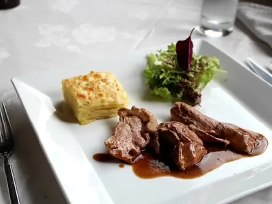 フランス人シェフが目の前で鴨を調理。