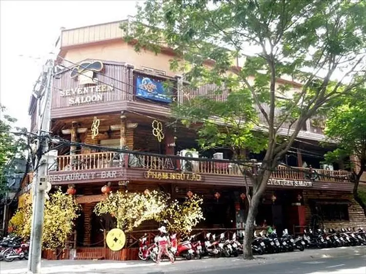 セブンティーン・サルーン