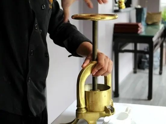 フランス人シェフが目の前で鴨を調理。