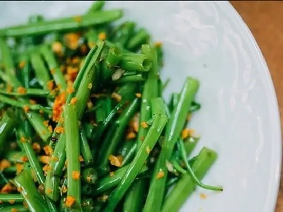 雰囲気はロッジ。素朴なベトナム南部の家庭料理を味わう