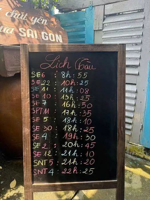 ビンタイン区の線路カフェ「Tiệm Cafe TRIỆU」完全ガイド - 目の前を列車が走るスリル体験