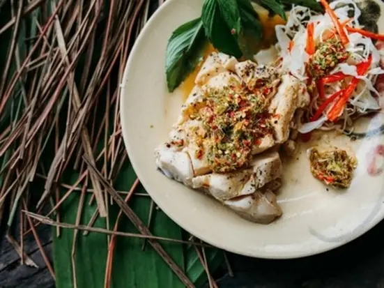 山岳民族の家で食べるベトナム料理