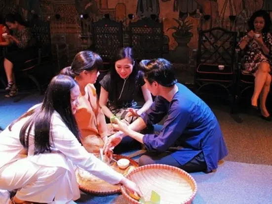 アオザイと文化、少数民族の暮らしの様子を舞台で表現