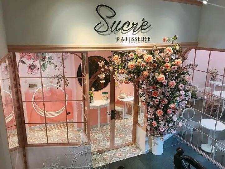 淡いピンクと甘い香りが女心をくすぐるカフェ~sucre patisserie cafe